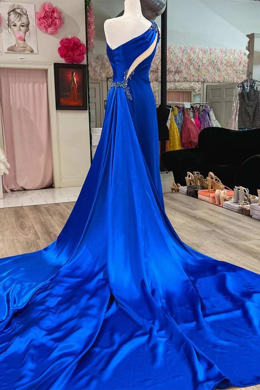 Vestido de fiesta con aberturas y cuentas y cola incorporada